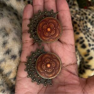 Vintage Signed Lady Remington Mandala Bronze Tone Acrylic Earrings Clip on